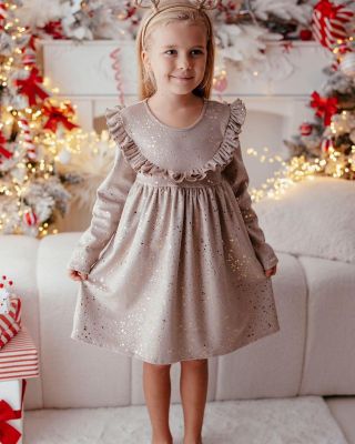 ✨ Zamilujte si Vianoce v štýle Lily Grey! ✨ Tieto zamatovo jemné šaty v béžovej farbe so zlatými fliačkami sú ako stvorené...